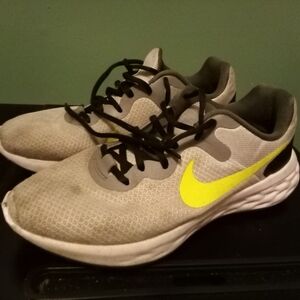 Nike Revolution 6 Men's Gray and White Athletic Shoes Size US 7